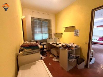 Amplio piso exterior con balcón junto a la Plaza de la Creu de Barberá!!