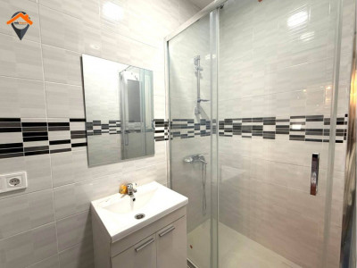 Amplio piso exterior con balcón junto a la Plaza de la Creu de Barberá!!