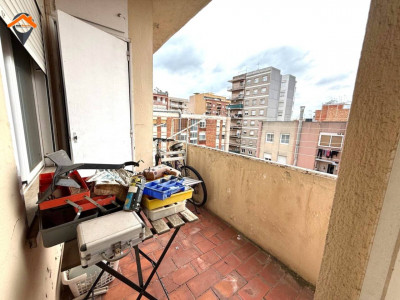 Amplio piso exterior con balcón junto a la Plaza de la Creu de Barberá!!