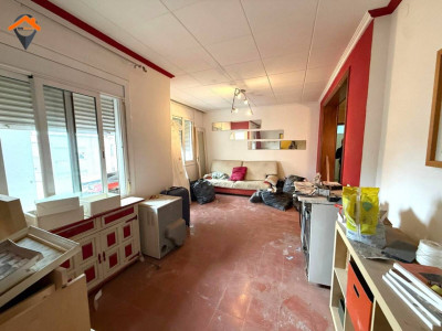 Amplio piso exterior con balcón junto a la Plaza de la Creu de Barberá!!