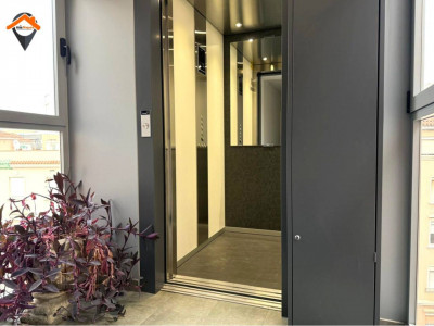 Amplio piso exterior con balcón junto a la Plaza de la Creu de Barberá!!