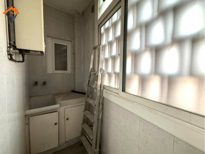 Amplio piso exterior con balcón junto a la Plaza de la Creu de Barberá!!