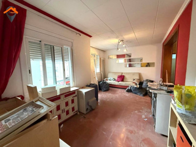 Amplio piso exterior con balcón junto a la Plaza de la Creu de Barberá!!