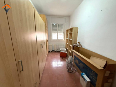 Amplio piso exterior con balcón junto a la Plaza de la Creu de Barberá!!