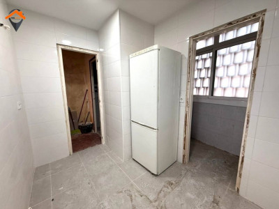 Amplio piso exterior con balcón junto a la Plaza de la Creu de Barberá!!