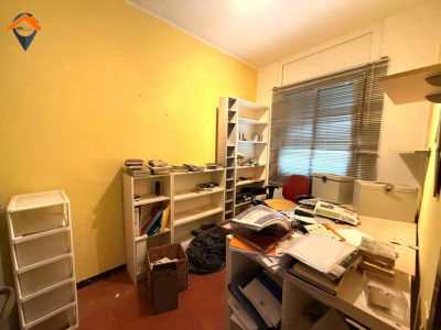 Amplio piso exterior con balcón junto a la Plaza de la Creu de Barberá!!