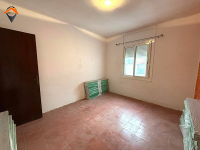 Amplio piso exterior con balcón junto a la Plaza de la Creu de Barberá!!