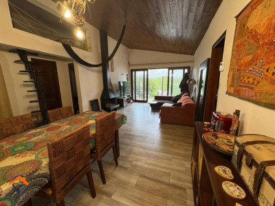 CASA A 3 VIENTOS CON GARAJE Y RODEADA DE NATURALEZA!!!!