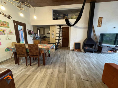 CASA A 3 VIENTOS CON GARAJE Y RODEADA DE NATURALEZA!!!!