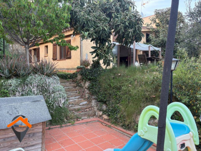 CASA A 3 VIENTOS CON GARAJE Y RODEADA DE NATURALEZA!!!!