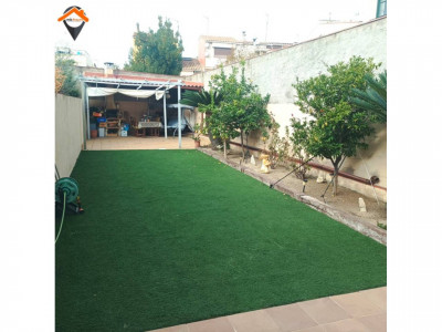 CASA ADOSADA CON JARDÍN Y GARAJE EN EL CASCO ANTIGUO DE CASTELLAR DEL VALLÉS!!!