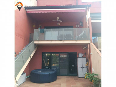 CASA ADOSADA CON JARDÍN Y GARAJE EN EL CASCO ANTIGUO DE CASTELLAR DEL VALLÉS!!!