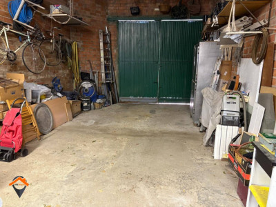 CASA CON 2 GARAJES DE 80M2 CADA UNO, PATIO Y TERRAZA!!!