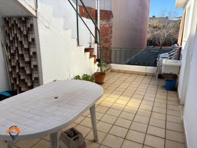 CASA CON 2 GARAJES DE 80M2 CADA UNO, PATIO Y TERRAZA!!!