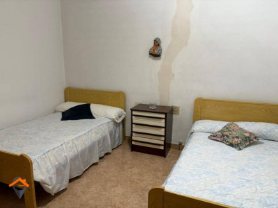 CASA CON 2 GARAJES DE 80M2 CADA UNO, PATIO Y TERRAZA!!!