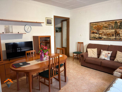 CASA CON 2 GARAJES DE 80M2 CADA UNO, PATIO Y TERRAZA!!!