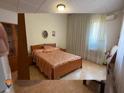 CASA CON 2 GARAJES DE 80M2 CADA UNO, PATIO Y TERRAZA!!!