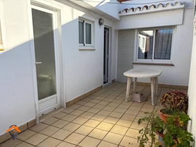 CASA CON 2 GARAJES DE 80M2 CADA UNO, PATIO Y TERRAZA!!!