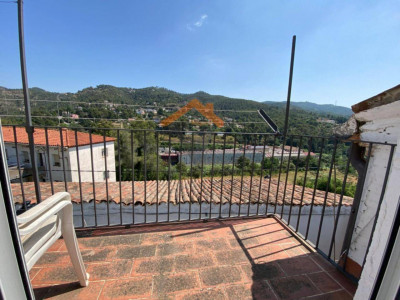 CASA ESQUINERA CON PATIO EN PLENO CENTRO DE SANT FELIU DEL RACÓ!!