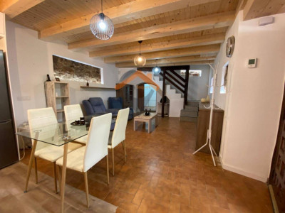 CASA ESQUINERA CON PATIO EN PLENO CENTRO DE SANT FELIU DEL RACÓ!!