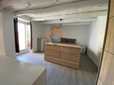 CASA ESQUINERA CON PATIO EN PLENO CENTRO DE SANT FELIU DEL RACÓ!!