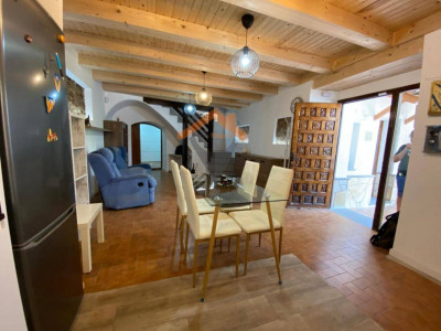 CASA ESQUINERA CON PATIO EN PLENO CENTRO DE SANT FELIU DEL RACÓ!!