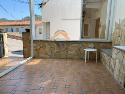 CASA ESQUINERA CON PATIO EN PLENO CENTRO DE SANT FELIU DEL RACÓ!!