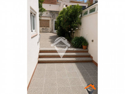 CASA PLANTA BAJA CON PATIO Y TERRAZA EIXAMPLE-SABADELL