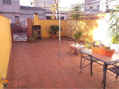CASA UNIFAMILIAR CON GRAN PATIO, GARAJE DOBLE Y BUHARDILLA JUNTO A PLAZA ESPAÑA!! 