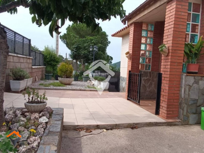 CHALET IDEAL 2 FAMILIAS CON PISCINA Y GARAJE PROPIO