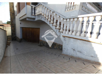 EN ALQUILER¡¡¡ FANTASTICA CASA AISLADA ZONA CENTRO SANT QUIRZE