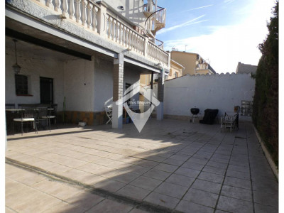 EN ALQUILER¡¡¡ FANTASTICA CASA AISLADA ZONA CENTRO SANT QUIRZE