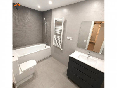 ESPECTACULAR PISO ESQUINERO Y TOTALMENTE EXTERIOR EN EIXAMPLE CON PARKING EN FINCA!!