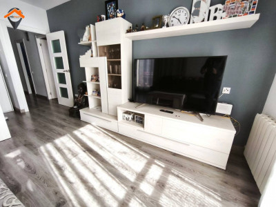 ESPECTACULAR PISO ESQUINERO Y TOTALMENTE EXTERIOR EN EIXAMPLE CON PARKING EN FINCA!!