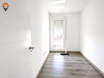 ESPECTACULAR PISO ESQUINERO Y TOTALMENTE EXTERIOR EN EIXAMPLE CON PARKING EN FINCA!!