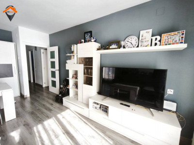 ESPECTACULAR PISO ESQUINERO Y TOTALMENTE EXTERIOR EN EIXAMPLE CON PARKING EN FINCA!!