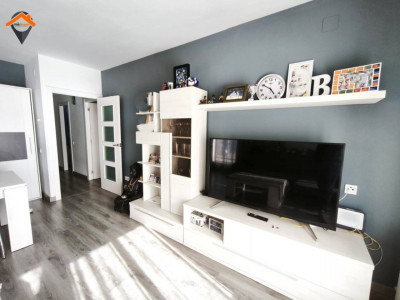 ESPECTACULAR PISO ESQUINERO Y TOTALMENTE EXTERIOR EN EIXAMPLE CON PARKING EN FINCA!!