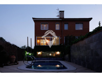 FANTASTICA CASA CANTONERA EN VENTA EN EL CENTRO DE SANT QUIRZE DEL VALLES CON PISCINA Y GARAJE