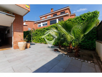 FANTASTICA CASA CANTONERA EN VENTA EN EL CENTRO DE SANT QUIRZE DEL VALLES CON PISCINA Y GARAJE