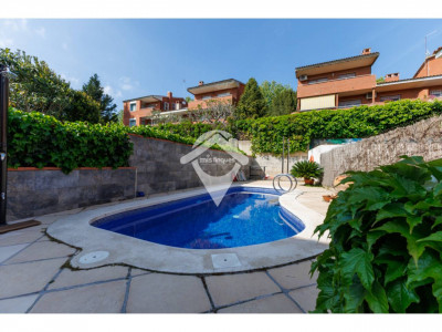 FANTASTICA CASA CANTONERA EN VENTA EN EL CENTRO DE SANT QUIRZE DEL VALLES CON PISCINA Y GARAJE
