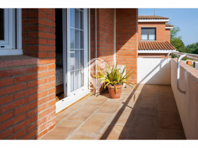 FANTASTICA CASA CANTONERA EN VENTA EN EL CENTRO DE SANT QUIRZE DEL VALLES CON PISCINA Y GARAJE