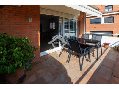 FANTASTICA CASA CANTONERA EN VENTA EN EL CENTRO DE SANT QUIRZE DEL VALLES CON PISCINA Y GARAJE