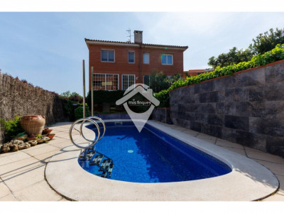 FANTASTICA CASA CANTONERA EN VENTA EN EL CENTRO DE SANT QUIRZE DEL VALLES CON PISCINA Y GARAJE