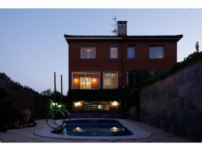 FANTASTICA CASA CANTONERA EN VENTA EN EL CENTRO DE SANT QUIRZE DEL VALLES CON PISCINA Y GARAJE