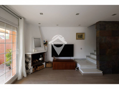 FANTASTICA CASA CANTONERA EN VENTA EN EL CENTRO DE SANT QUIRZE DEL VALLES CON PISCINA Y GARAJE