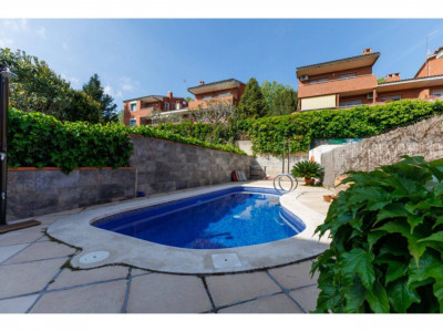 FANTASTICA CASA CANTONERA EN VENTA EN EL CENTRO DE SANT QUIRZE DEL VALLES CON PISCINA Y GARAJE
