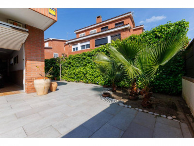 FANTASTICA CASA CANTONERA EN VENTA EN EL CENTRO DE SANT QUIRZE DEL VALLES CON PISCINA Y GARAJE