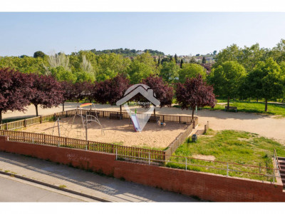 FANTASTICA CASA CANTONERA EN VENTA EN EL CENTRO DE SANT QUIRZE DEL VALLES CON PISCINA Y GARAJE