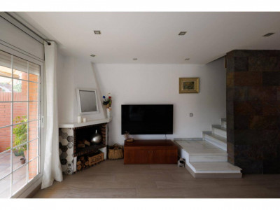 FANTASTICA CASA CANTONERA EN VENTA EN EL CENTRO DE SANT QUIRZE DEL VALLES CON PISCINA Y GARAJE