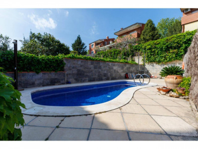FANTASTICA CASA CANTONERA EN VENTA EN EL CENTRO DE SANT QUIRZE DEL VALLES CON PISCINA Y GARAJE